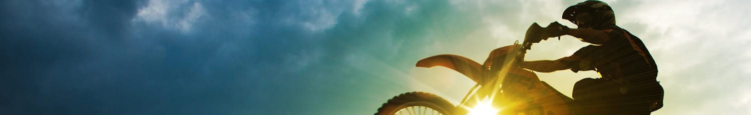 Motorcrossförare hänger i luften